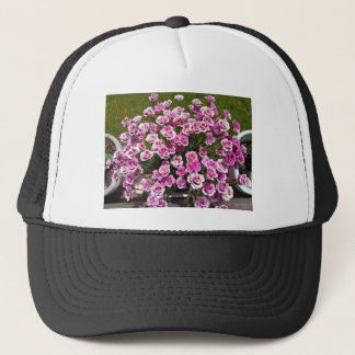 ピンクの花咲くフラワートラッカーズハット キャップ