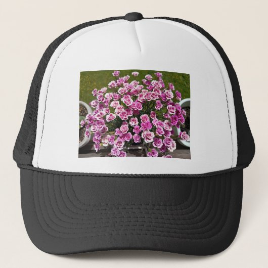 ピンクの花咲くフラワートラッカーズハット キャップ (正面)