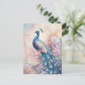 ピンクの花園に佇む壮麗な青いクジャク ポストカード (スタンド正面)
