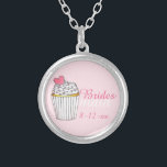 ピンクの花嫁のカップケーキ結婚のギフトネックレス シルバープレートネックレス<br><div class="desc">ピンク色の背景にオリジナルのマーカーイラストレーションを付け、おもしろい淡い色のピンクのフォントにブライドのメイドを付ける。単にあなたのイベント日付でパーソナライズ。花嫁さんたちへの贈り物として最適！</div>