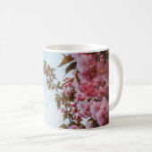 ピンクの花弁が咲く花 コーヒーマグカップ (正面右)