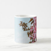 ピンクの花弁が咲く花 コーヒーマグカップ (中央)