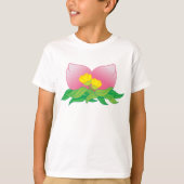 ピンクの花弁と黄色い花のデザイン Tシャツ (正面)