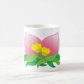 ピンクの花弁と黄色い花 コーヒーマグカップ (中央)