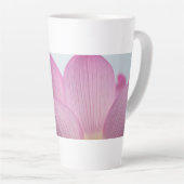 ピンクの花弁マクロフォトグラフィーマグ カフェラテマグ (右アングル)
