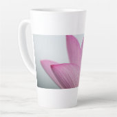 ピンクの花弁マクロフォトグラフィーマグ カフェラテマグ (左アングル)