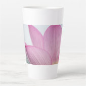 ピンクの花弁マクロフォトグラフィーマグ カフェラテマグ (正面)