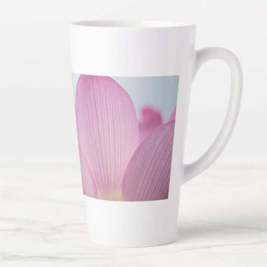 ピンクの花弁マクロフォトグラフィーマグ カフェラテマグ (右)