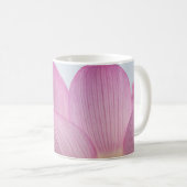 ピンクの花弁マクロフォトグラフィーマグ コーヒーマグカップ (正面右)