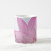 ピンクの花弁マクロフォトグラフィーマグ コーヒーマグカップ (中央)
