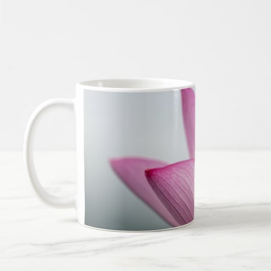 ピンクの花弁マクロフォトグラフィーマグ コーヒーマグカップ (左)