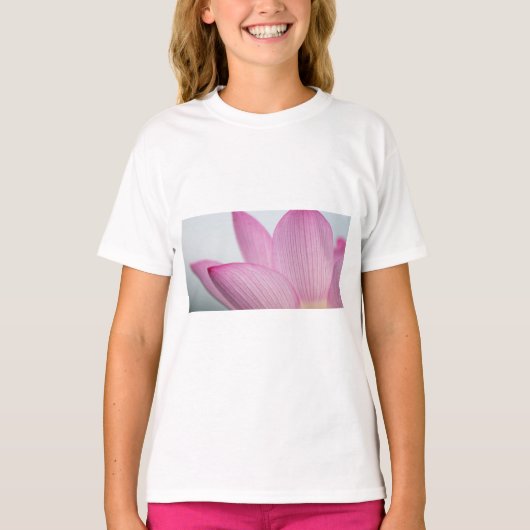 ピンクの花弁マクロフォトグラフィーマグ Tシャツ (正面)