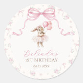 ピンクの花柄のキュートなリボンのうさぎの1歳の誕生日 ラウンドシール (正面)