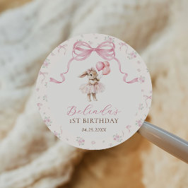 ピンクの花柄のキュートなリボンのうさぎの1歳の誕生日 ラウンドシール
