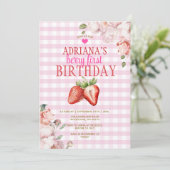 ピンクの花柄のギンガム ベリー ファースト バースデー 招待状 (スタンド正面)