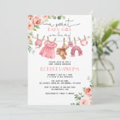 ピンクの花柄の服の女の子のベビーシャワー招待状 招待状 (スタンド正面)