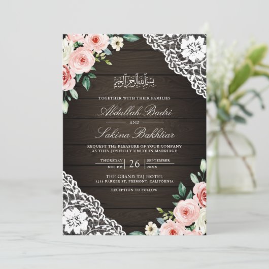 ピンクの花柄の納屋の木のレースQRコード付きムスリム結婚式 招待状 (スタンド正面)