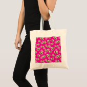 ピンクの花柄の背景に蜂を救おう トートバッグ (正面(商品))
