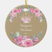 ピンクの花柄の赤ちゃんの女の子の最初のクリスマス セラミックオーナメント (正面)