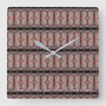 ピンクの花柄を持つ正方形の時計