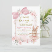 ピンクの花柄コケッティーボウうさぎの1歳誕生日 招待状 (スタンド正面)