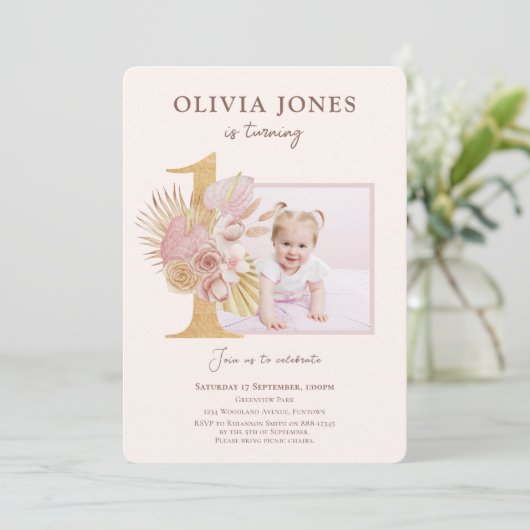 ピンクの花模様と一緒に写真1st誕生日の招待 招待状 (スタンド正面)