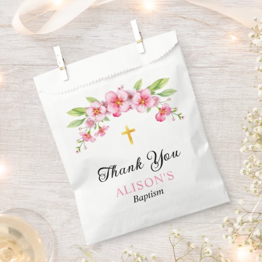 ピンクの花模様と金ゴールドクロスガールバプテスマありがとう フェイバーバッグ (クリップ留めされた状態)