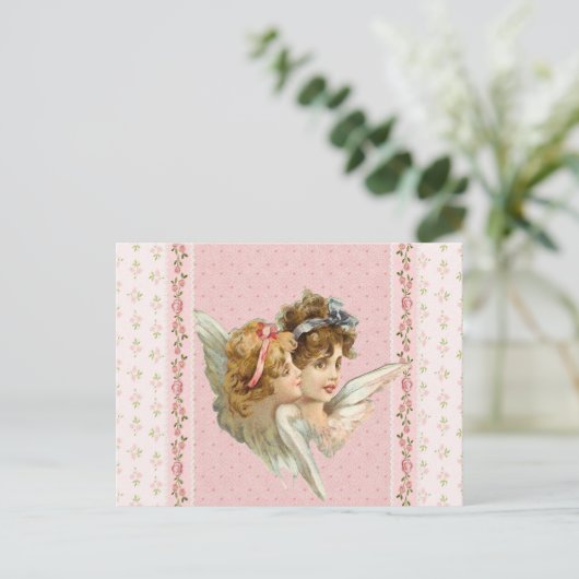 ピンクの花模様の背景にエンジェルが描かれています。 ポストカード (スタンド正面)