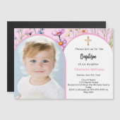 ピンクの花模様写真のアーチの女の子がバプテスマを渡る マグネット招待状 (正面/裏面)