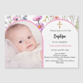 ピンクの花模様写真のアーチの女の子がバプテスマを渡る マグネット招待状 (正面)