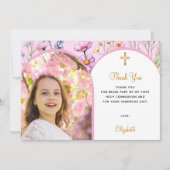 ピンクの花模様写真のアーチガールがFirst Communionをクロス サンキューカード (正面)