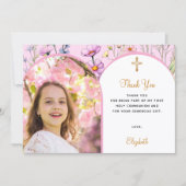 ピンクの花模様写真のアーチガールがFirst Communionをクロス サンキューカード (正面)