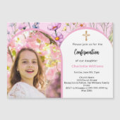 ピンクの花模様写真のアーチ少女の確認 マグネット招待状 (正面)