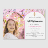 ピンクの花模様写真アーチ少女ファースト・ホリー・コミュニオン マグネット招待状 (正面)