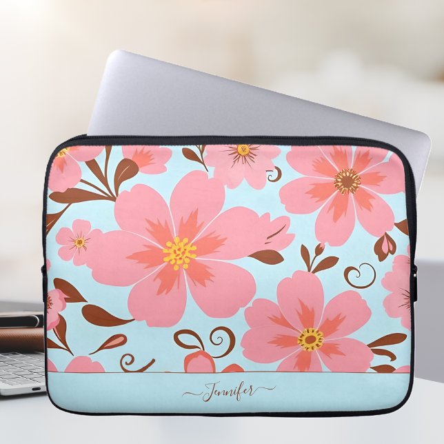 ピンクの花模様 – パステルヴィベス – レトロの花 ラップトップスリーブ (Pink Floral Mood –Pastel Vibes-Laptop Sleeve-Personalize)