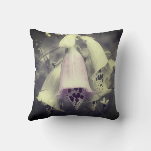 ピンクの花袋花の黒と白の部分色 クッション (裏面)