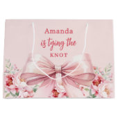 ピンクの花飾りで華やかに　～結婚式前の最後の祝い～ ラージペーパーバッグ (正面)