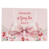 ピンクの花飾りで華やかに　～結婚式前の最後の祝い～ ラージペーパーバッグ (裏面)