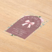 ピンクの花飾りと優雅なデザインの結婚式のSave the Date アクリル招待状 (レイダウン)