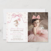 ピンクの花飾りコケットボウバニー1歳の誕生日写真 招待状 (正面)