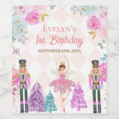 ピンクの花飾り付きくるみ割り人形 お菓子の国の誕生日 ワインラベル (シングルラベル)