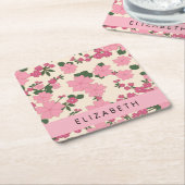 ピンクの花、花のパターン、あなたの名前 スクエアペーパーコースター (アングル)