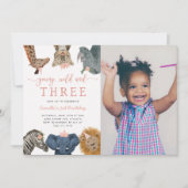 ピンクの若いワイルドと3つのサファリ誕生日写真 招待状 (正面)