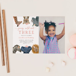 ピンクの若いワイルドと3つのサファリ誕生日写真 招待状