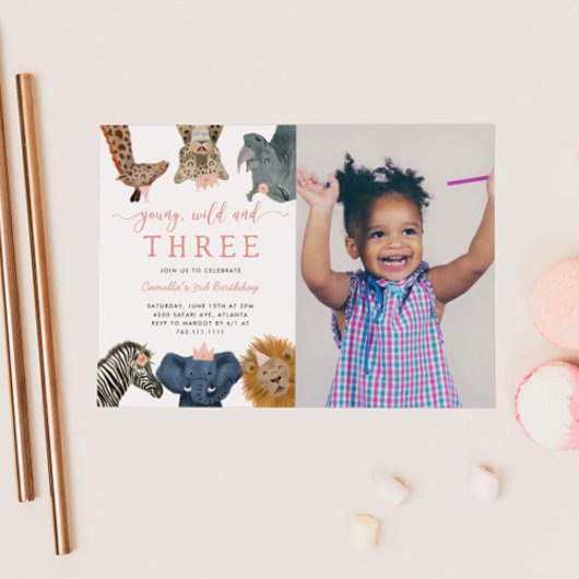 ピンクの若いワイルドと3つのサファリ誕生日写真 招待状