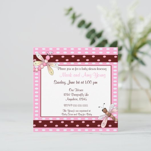 ピンクの茶色の点のトンボのベビーシャワーの招待 招待状 (スタンド正面)