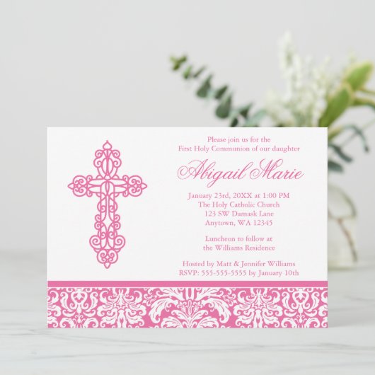 ピンクの華美な十字のダマスク織の女の子の最初聖餐式 招待状 (スタンド正面)