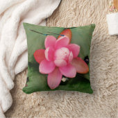 ピンクの蓮に青いトンボ クッション (ブランケット)