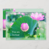 ピンクの蓮のつぼみ花緑の葉の花 招待状 (正面/裏面)