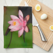 ピンクの蓮の水百合花園 キッチンタオル (四つ折り)